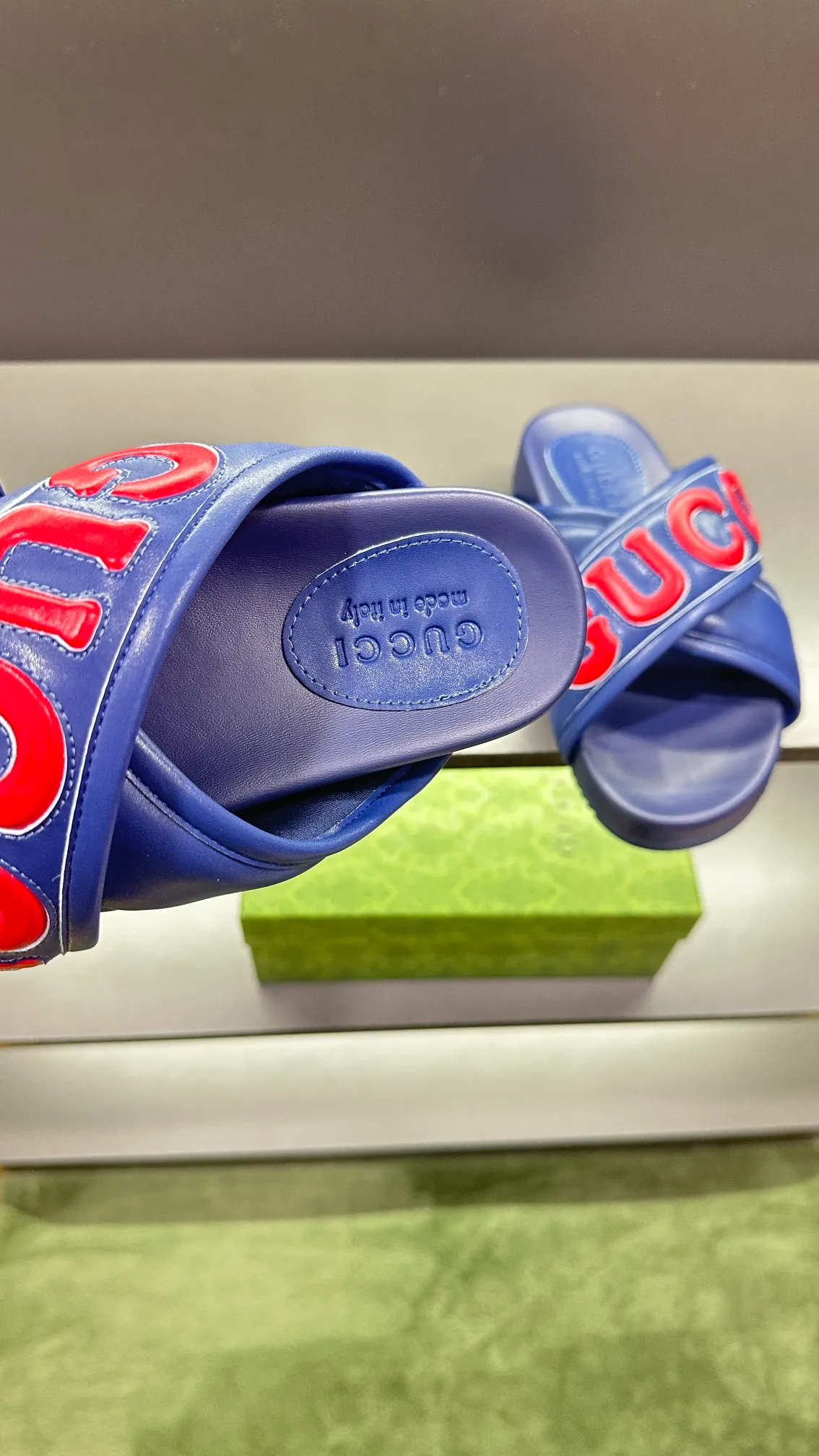 [G Family Couple Style] P: 320💰Female size 36~40 Men's size 39~45, (46. Custom-made GG slippers for men and women. This slipper is made of GG polyester fiber and is decorated with a Gucci label on the front, which adds a striking logo feel to the style. Beige GG recycled polyester fiber, same size for men and women, leather trim